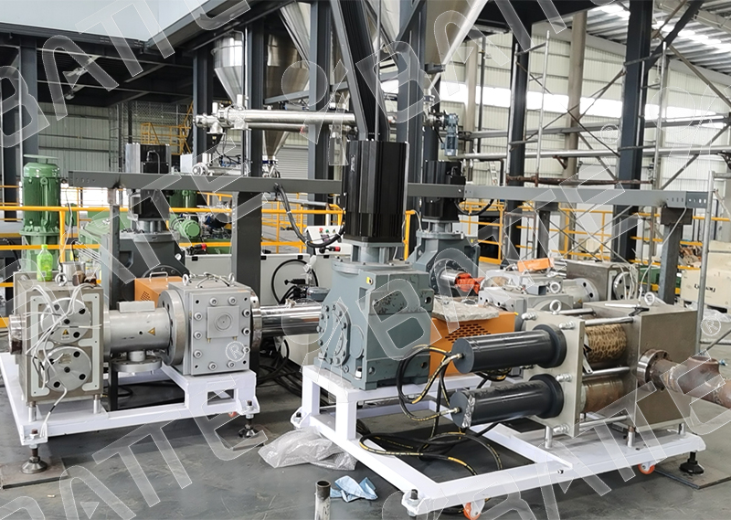 Hot melt adhesive dual plunger screen changer