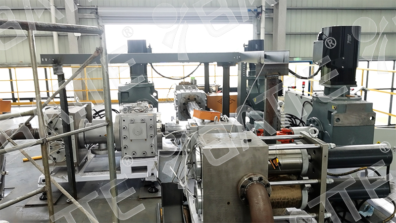 Hot melt adhesive melt gear pump