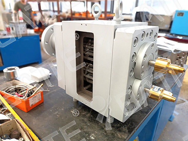 Elastomer melt gear pump